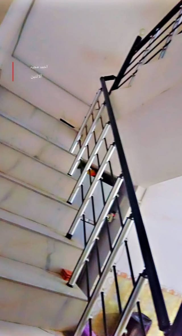 بيت لبيع مساحه 100متر العنوان تقاطع الملعب خلف نبهاني البيت يحتوي على تلث غرف صاله منور ترك السعر وتواصل علرقم ***********
