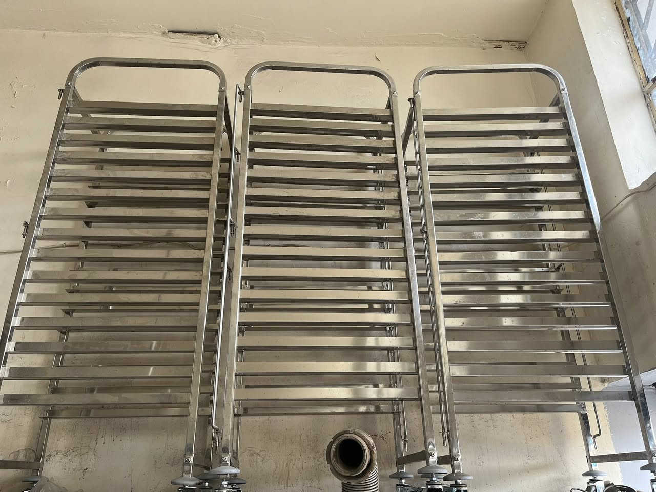 للبيع: عربات ستانلس ستيل (صناعية) ⚙️
عربات تجفيف صواني جديد غير مستعمل ، مصنعة من الستانلس ستيل الأصلي.
• ✅ الاستخدام: معامل حلويات، أغذية، أو أدوية.
• ✅ المواصفات: هيكل قوي، عجلات دوارة، ومستويات متعددة
📍 الموقع: بغداد باب الشيخ 
📞 للاستفسار: ***********
***********
