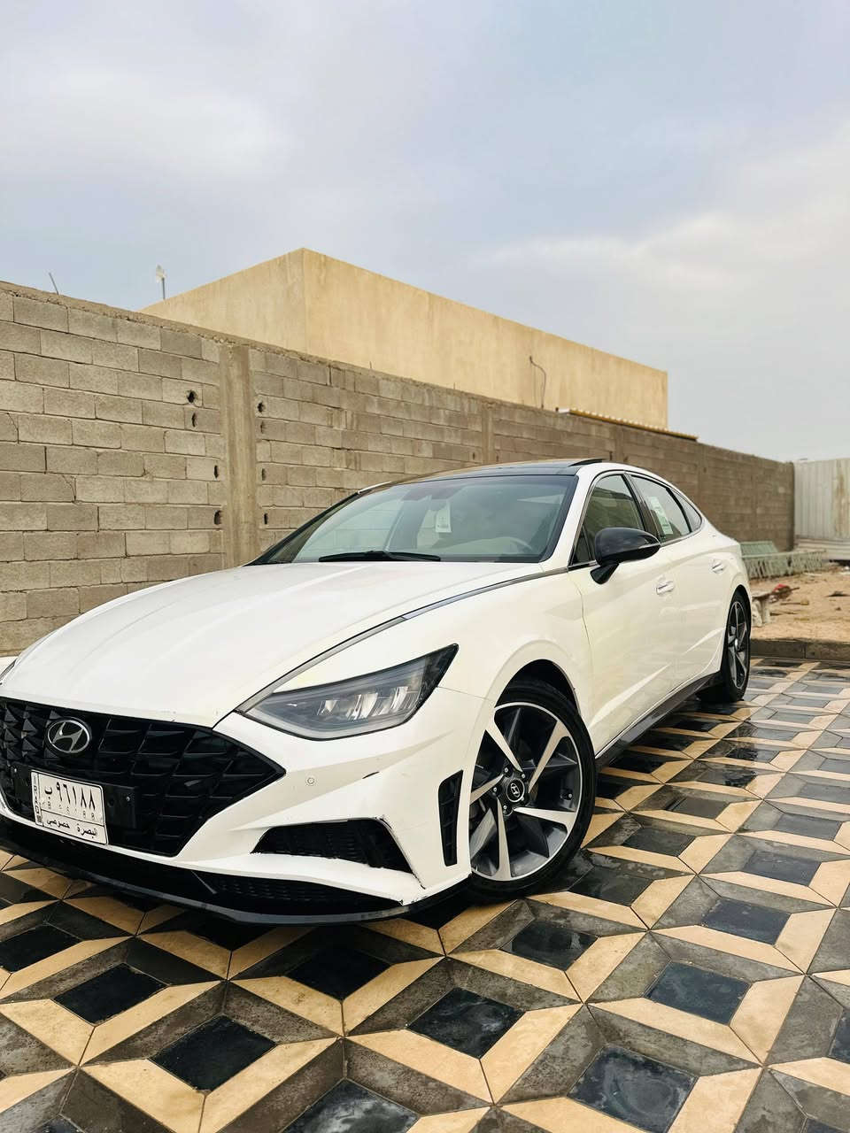 سوناتا 2023 وارد امريكي 
ماشية 68 الف
***********
محرك 1600 تيربو 
فول مواصفات واحد علا واحد 
بانوراما 
شاشة جبيرة كامرا 
4 وضعيات قيادة
هاندبريك بصمه
صندوك بصمه
اوتو هولد
اوتو ستوب
تحديد مسار 
تحكمات ستيرن
رادار 
باقي المواصفات معروفه 
وارد امريكي  
ايرباكات سليمه 
حادثها جاملغ أمامي والهلال الخلفي فقط 
صفحه السايق صبغ والباقي كفاله 
والصبغ موضح بل صور صفار بل بدي بصفحه السايق 
محرك كير صدر لغود شواصي كلها كفاله
مكان سياره البصره 
السعر 160$ وبيه مجال قليل كلش

