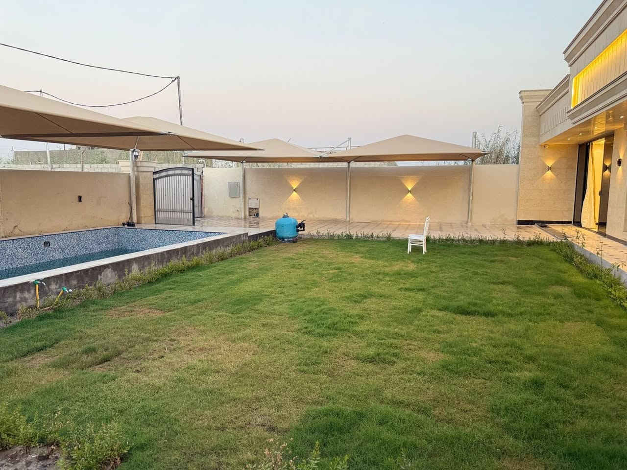 ✨ فلة للبيع – تمليك كامل ✨
📜 طابو زراعي (تمليك)
📅 سنة البناء: 2025

📐 المساحة: 500 متر

🏡 تفاصيل الفلة:
▪️ فلة جديدة غير مستخدمة
▪️ كاملة من جميع الخدمات
▪️ ماء + كهرباء
▪️ أثاث جديد بالكامل
▪️ مسبح خاص 🏊‍♂️
▪️ قعدة خارجية زجاجية ✨
▪️ منظومة طاقة شمسية ☀️

📍 الموقع:
الدوانم – الشرطة الخامسة
تقع في شارع خاص للفلل

🚗 أربعة مداخل مميزة:
▪️ مدخل علوة الرشيد
▪️ مدخل العلاف
▪️ مدخل الدولي
▪️ مدخل حي الجهاد

💰 السعر: 375 مليون دينار

📞 للتواصل والاستفسار:
***********

✨ سكن راقٍ… جاهز للتسليم الفوري ✨
