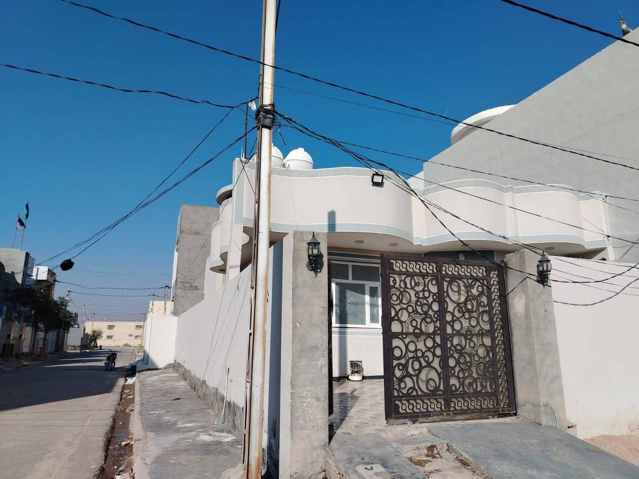 دار للبيع مساحة 200 متر طابو صرف بوابة قاطع الأول يتكون الدار من ستقبال و مطبخ و صالة كبيرة و غرفتين نوم و صحيات داخلية و خارجية و بيتونة كبيرة مع سطحين بناء حديث للستفسار التصال على الرقم *********** / ***********
