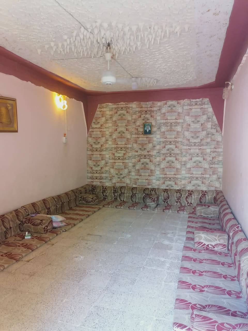 لبيع بيت ٢٠٠م عله شارع ٢٠ حي الجهاد الجمعيه *********** البيت يتكون من أربع غرف وهول ومطبخ وستغبال والقاط الثاني غرفتين ٤×5 السطح اشتايكر
