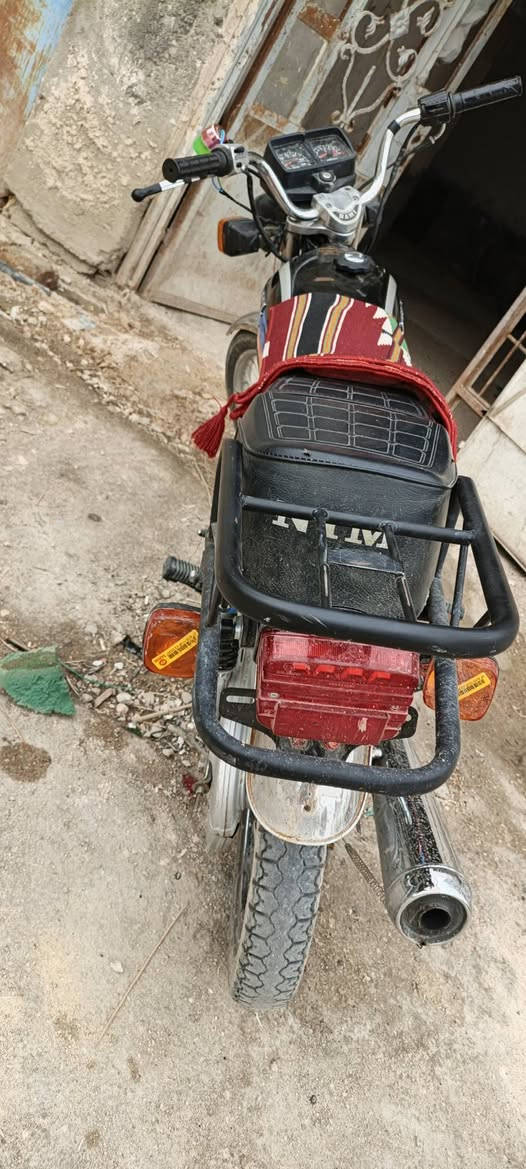 السلام عليكم دراجه للبيع نامه شلامجه اوراق اصولي محرك ٢٤دراجه جانت متروكه عوزها ترتيبات بصيطه كلش سعر ٥٠٠وبيها مجال سبب رقمي  ‏‪***********‬‏ /***********
