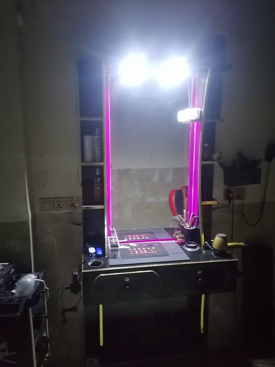 ميز حلاقه للبيع
رقم الهاتف ***********
