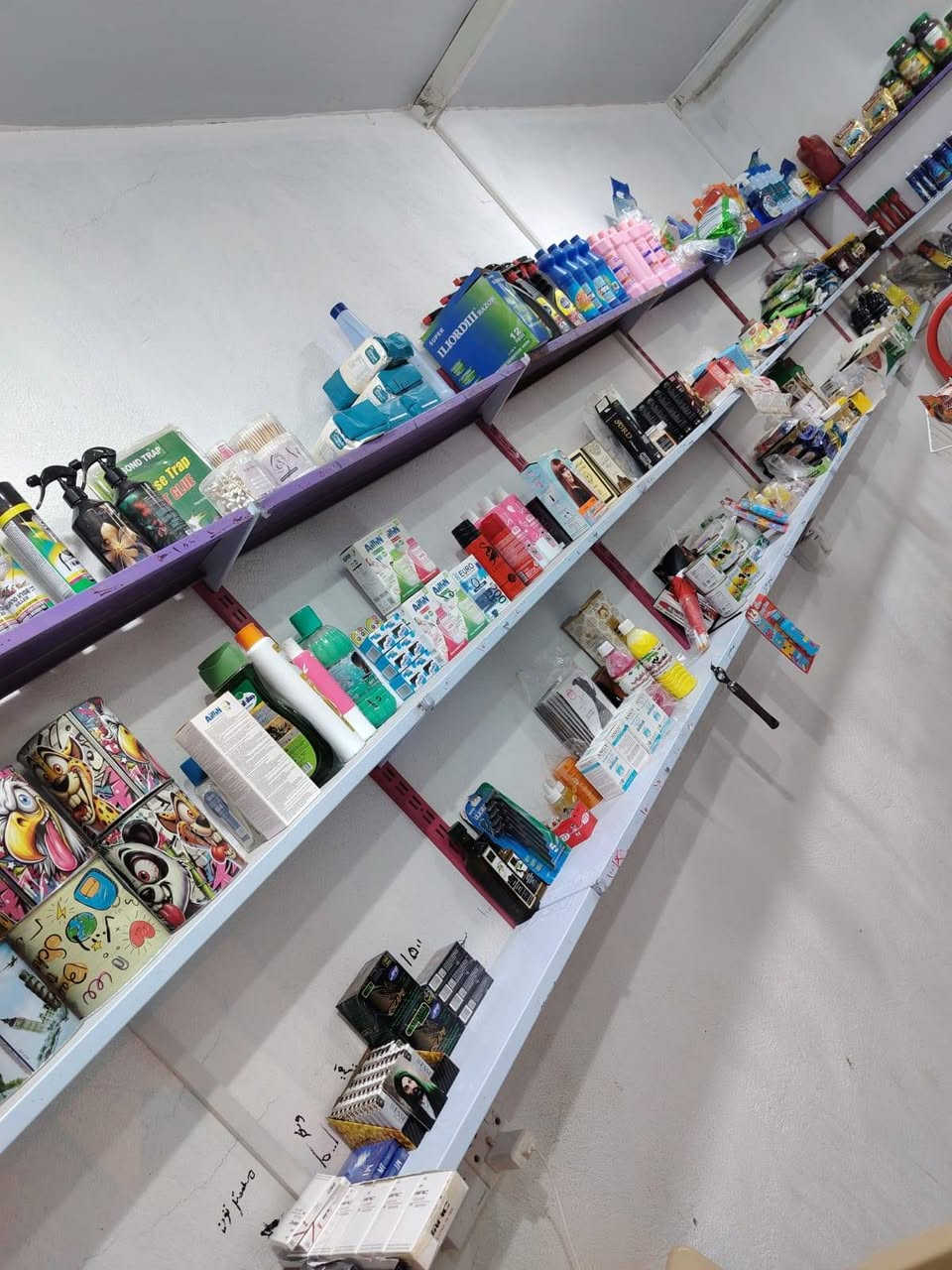سلام عليكم شباب متاح محل للبيع 3 برادات ومجمده وسبلت ورفوف ومسواك سعر ب5 ملايين وبي مجال ***********
