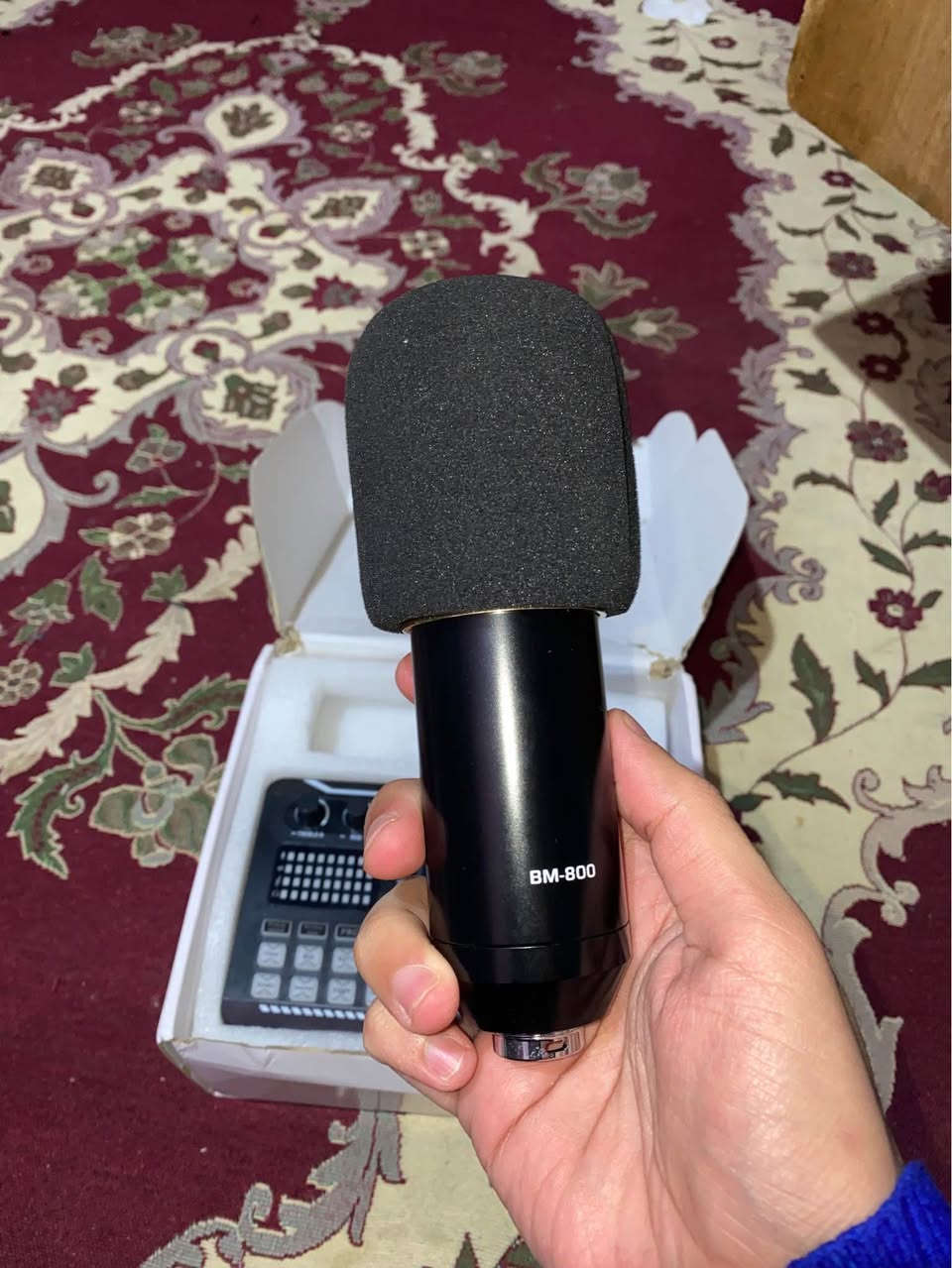 كارت صوت احترافي للبث المباشر والتسجيل 
نشره ضوئية امكانية ربط 3 موبايلات 
للبث في نفس الوقت
وايضاً يربط على لابتوب للتسجيل  

ملحقات : 
كارت صوت 
مايك 
ستاند مكتبي 
هيتفون 
كيبلات 
اواكس 

السعر 50 وبي مجال 
العنوان بغداد الشعلة 
للتواصل عبر واتساب : 
*********** بغداد, العراق
