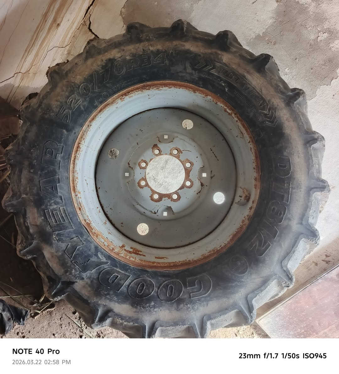 سلام عليكم تايرات بلاروس للبيع الحجم 34/18 تايرات نضاف إذا كو مراوس 30 الاستفسار،*********** المكان ناصريه قلعه سكر
