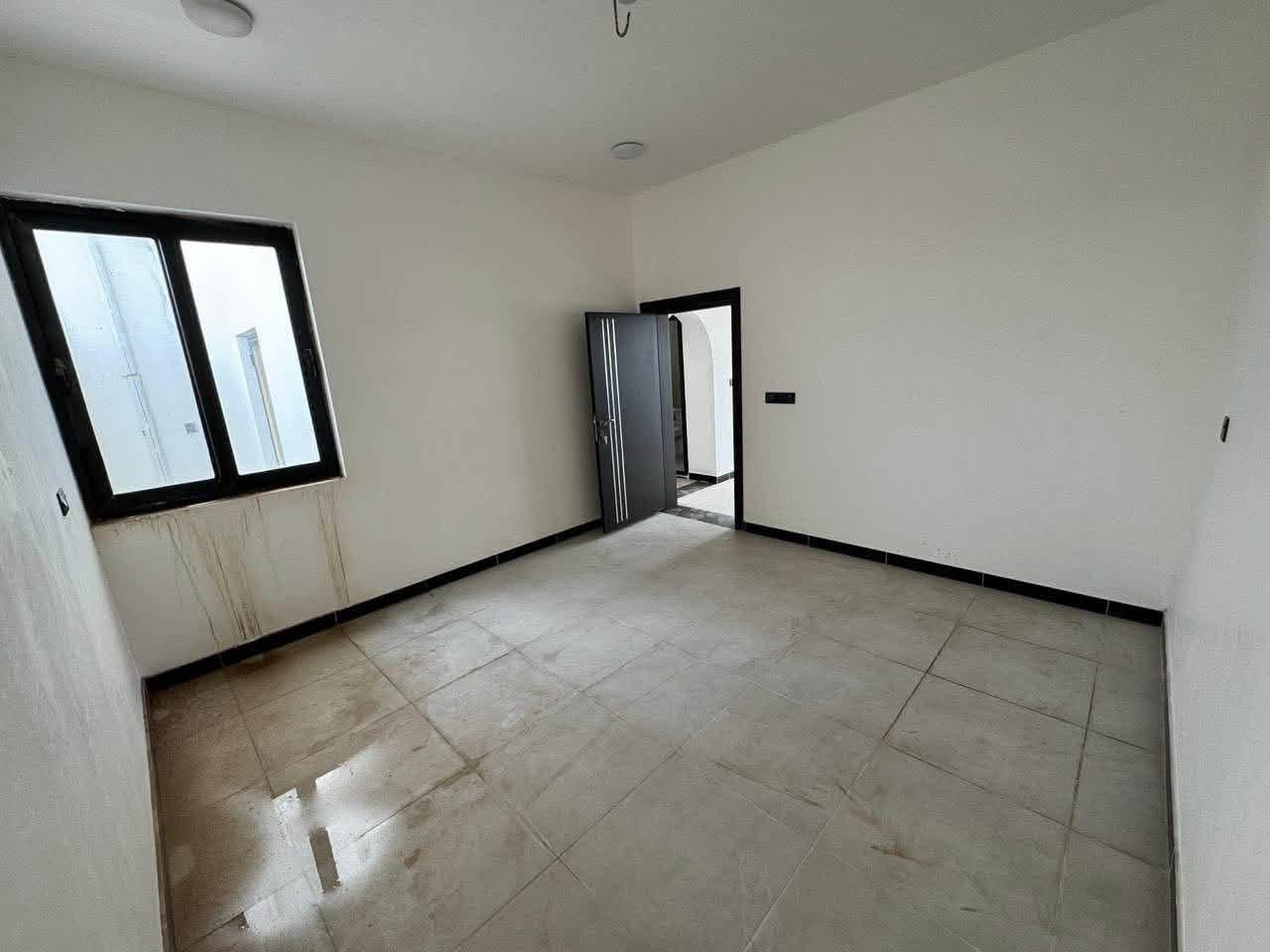 🏡 بيت للبيع في مجمع النخيل – موقع مميز واستثماري

📍 الموقع: مجمع النخيل

✨ مواصفات العقار:
▪️ مساحة البيت: 150 م²
▪️ الأبعاد: 12.5 × 12.5 متر
▪️ طابقان
▪️ 3 غرف نوم: غرفة في الطابق الأرضي وغرفتين في الطابق العلوي
▪️ غرفة سويت
▪️ ثلاث حمامات
▪️ حديقة داخلية
▪️ شارع أمامي 20 متر تجاري
▪️ شارع خلفي بعرض 15 متر

📅 موعد التسليم:
يُسلَّم البيت من قبل الشركة نهاية عام 2026.

✅ مناسب للسكن العائلي
✅ مناسب للاستثمار
✅ موقع تجاري مميز
✅ شوارع واسعة من الأمام والخلف

💰 السعر عند الاتصال
🤝 توجد إمكانية للتفاوض مع المشتري الجاد.

📞 للاستفسار والتفاصيل:
[***********]
