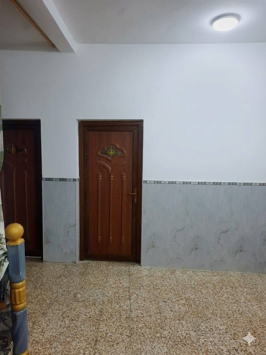 بيت للبيع حي العصري شارع المدارس قرب مدرسه أكد المساحه 150متر يتكون الجوه 2غرف+كلودر+صاله+مطبخ القاط الثاني 3غرف +مطبخ البناء، عكاده بس البيت نضيف متعوب عليه السعر 110 الاستفسار***********
