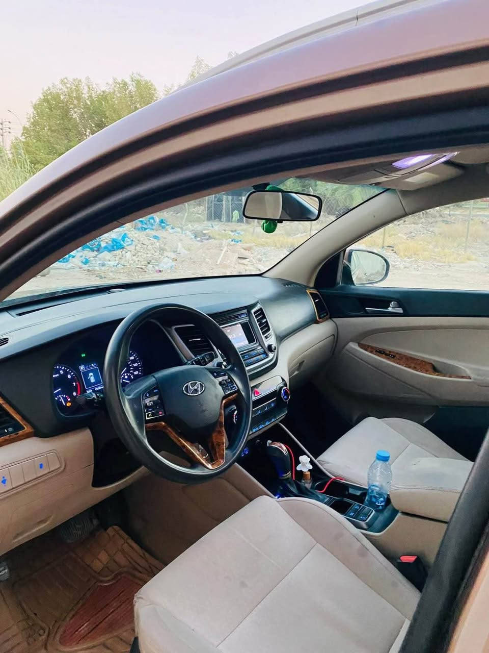 السلام عليكم للبيع او مراوس 

توسان 2017 وارد امريكي 

حادثه بنيد وجاملغ فقط بدون دواخل ولا ايرباك ولا شاصاي لون سياره جوزي مواصفات سياره تحكم بالستيرن شاشه حساس امامي خلفي  الى اخره سعر سياره 145 وبيه مجال للشراي 
للاستفسار *********** كربلاء, العراق
