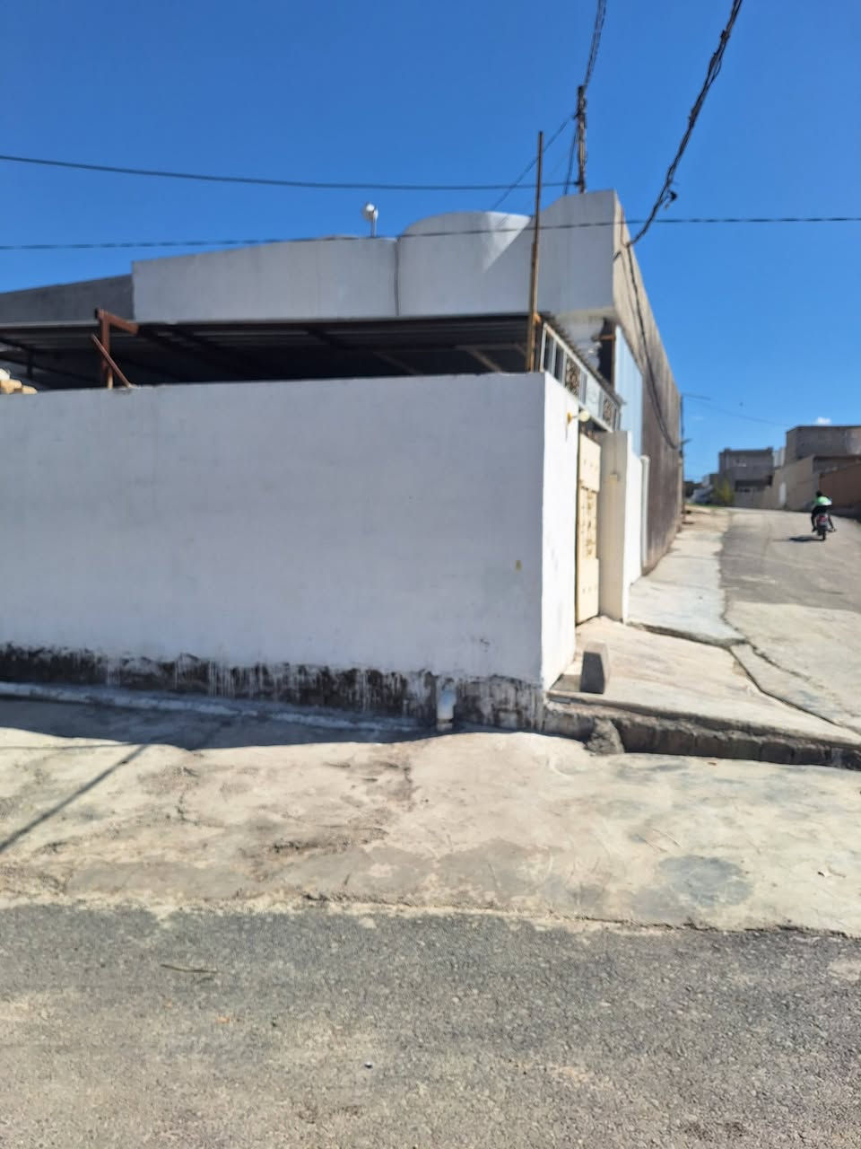 السلام عليكم اخوان بيت للبيع تجاوز فول خدمات مساحه ٢٠٠ متر يتكون البيت من غرفتين نوم وهول ومطبخ وستقبال وبيتونه البيت جديد تعال شوف بعينك مكان البيت حي الشهداء خلف جامع الشافعي للاستفسار ***********
