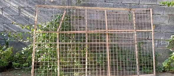 السلام عليكم عندي حديد الهيسكو الأمريكي 3قطع 2*2. وقطعه 2*1 ويا باب عدد 2  مكاني كربلاء الحسينيه ***********
