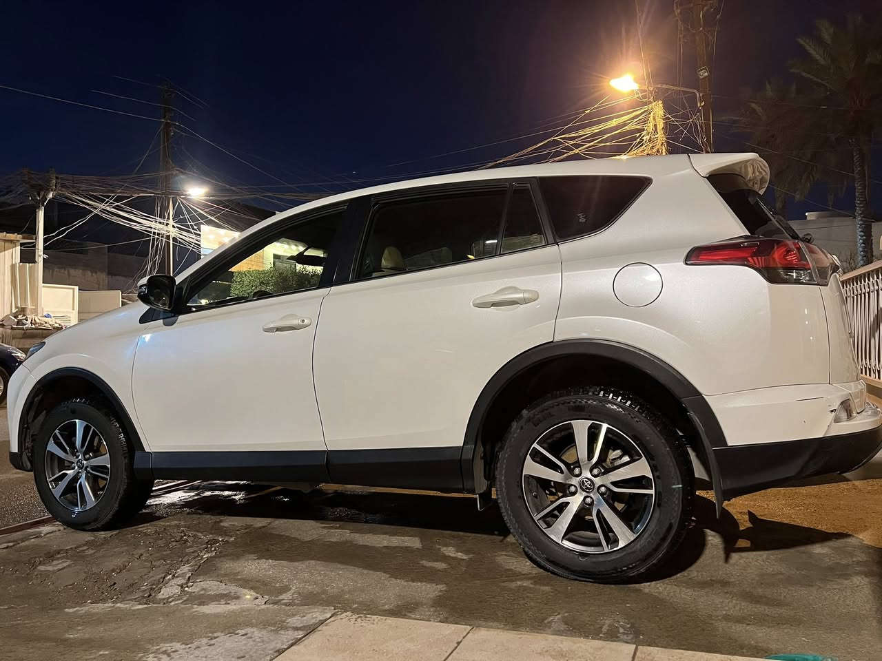 راف فور 2018
ساس لون صدفي محرك 2500 
رقمها بغداد محدث الجديد
ماشية 45 الف كيلو 
انارة لد امامي خلفي زنون
 تحكمات استيرن جهتين شاشة كاميرا
حالياً كاملة بدون نقص
ضررها بنيد وجاملغات امامية ودعامية والايتات الامامية 
بدون صبغ السيارة مبدله القطع مطابق لون وبجم مشدود الها مال لمتد 
حادث السيارة ضاربة باب بيت واكع عليها فأكو رصعات خفيفة متروكها على وضعها الرصعات بدون تصليح بداية القمارة فوك الجامة
للاتصال الرقم ***********
