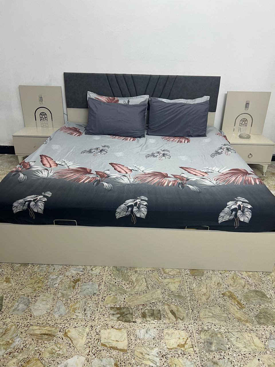 السلام عدي غرفه نوم كامله كنتور وميز تواليت وجربايه بدون صوميه الصوميه سعره وحد الشراي او الشرايه خاص
***********
