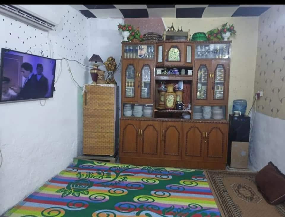 السلام عليكم ورحمة الله وبركاتة
بيت للبيع في الحميدية نهاية شارع المصاليخ خأمس بيت بالفرع قريب عالشارع 100 متر يحتوي على حمام وتواليت مشترك ومطبخ واستقبال وصالة وغرفه نوم ومنور مخزن سعرة (30 )مليون للاستفساًر اكثر ***********.
