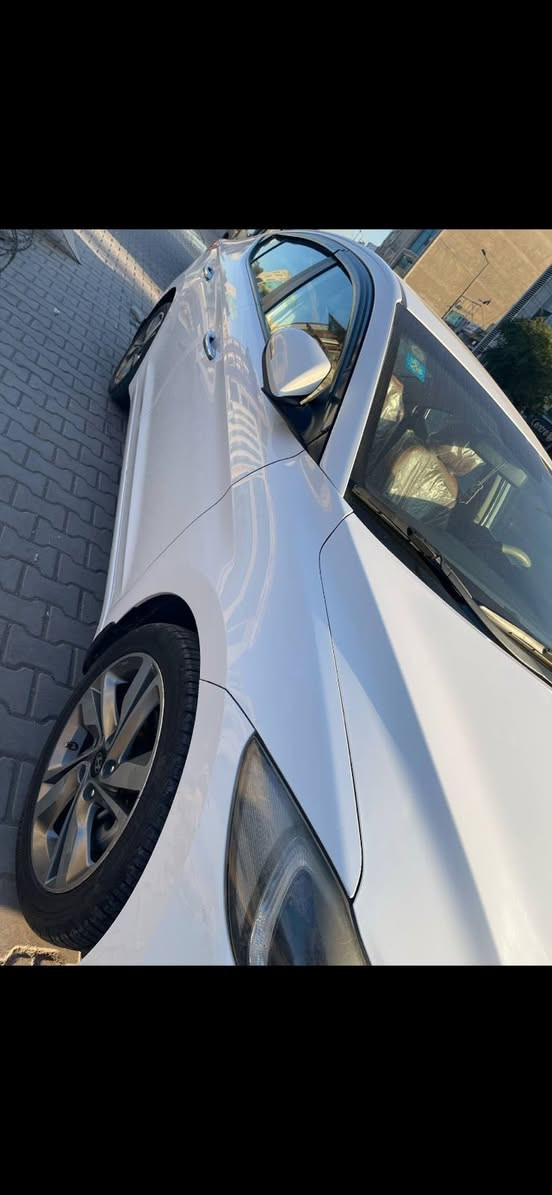 السلام عليكم  النترا 17 خليجية السيارة بيها. جاملغ خلفي صبغ وباب والباقي مكفول مواصفاتها فتحة وشاشة چبيرة تحكمات ستيرن درايڤ مود كامرة وحياس خلفي بلادي ماشية 136 الف السيارة جديدة وخير من الله مناقصها برغي ومحركها مكفول لا تنقيص ولا تبخير والگير AT مكفول السيارة مكانها بغداد منطقة علي الصالح 

ملاحضة رقمها الانكليزي الجديد والسيارة بأسمي تحويل ثاني يوم 

للأستفسار الاتصال 
***********
***********
