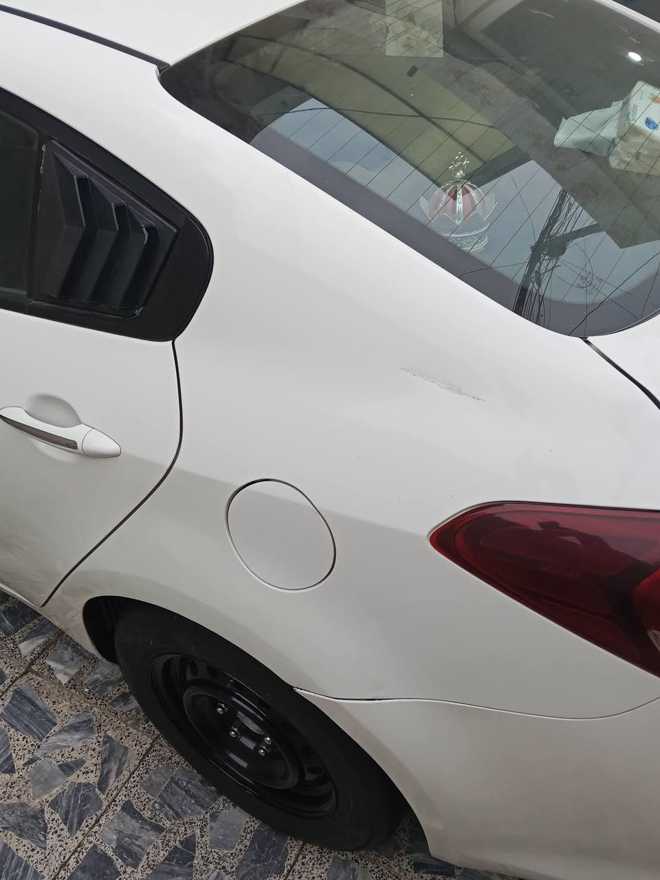 السلام عليكم سيراتو 2017 خليجي محرك 2000 بيهه بارد بجهه الي وره الصدر وضربه مامصلحهه مراوس بسياره احدث. مكاني بغداد  ***********
