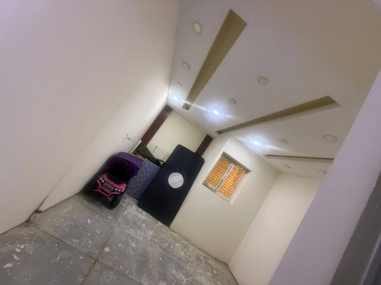 .
دار للبيع طابو سكني مساحة 40 متر بناء حديث يحتوي على صالة مفتوحة عل مطبخ امريكي وخدمات طابق اول غرفتين نوم وحده صغيرة والأخرى كبيرة طابق ثاني بيتونه وسطح يقع في بغداد  سبع ابكار السكني أحله مربع م340 المربع الذهبي خدمات فووول عرض الشارع 8م تبليط ماء مجاري كهرباء 
 البيع كامل مع الاثاث 
للاستفسار  :  ***********
