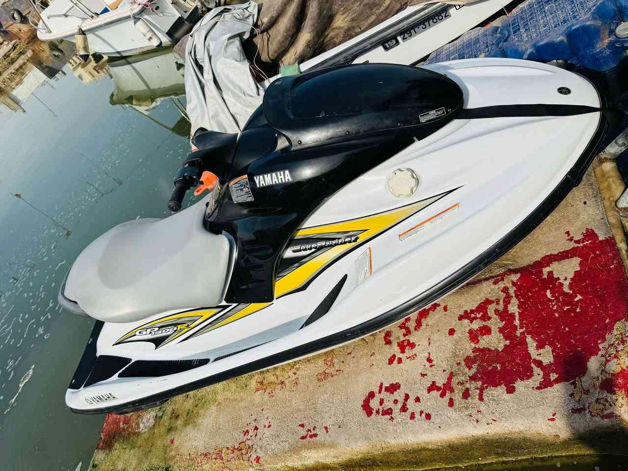 سلام عليكم جت  للبيع ياماها جي بي ار 1300 الجت كارتون تجي وشوف بعينك مكاني بصرة ***********
