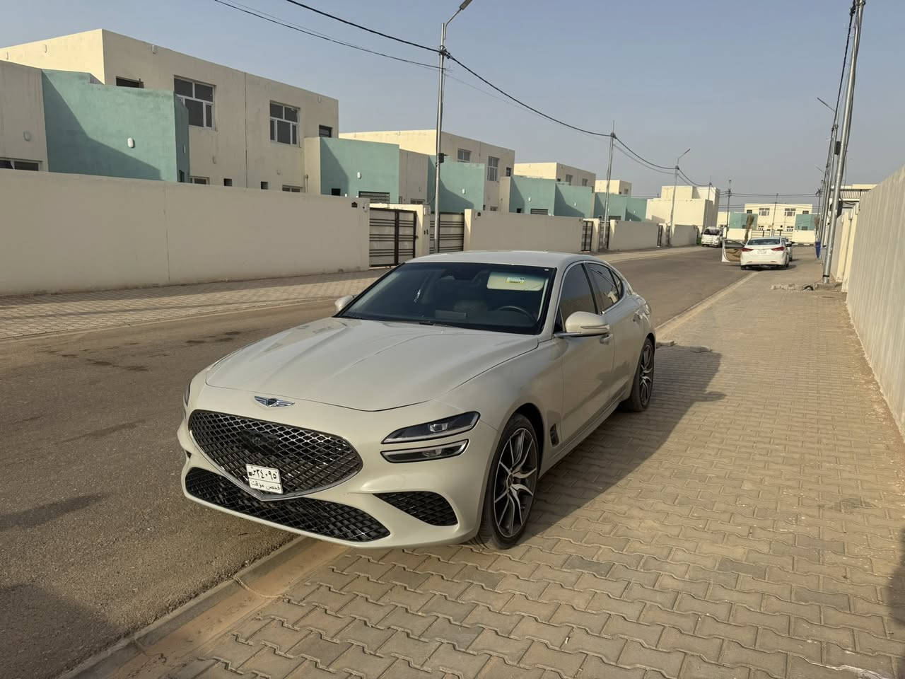 للبيع Genesis G70 2025 شهداء دخول جديد 
ماشيه 15000كم اللون سلفر مميز 
1. الأداء والمحرك ( Twin Turbo 4-Cylinder )
• المحرك: 4 أسطوانات سعة 2.5 لتر مع شاحن تيربو.
• القوة الحصانية: 252 حصان.
• عزم الدوران: 353 نيوتن متر.
• ناقل الحركة: أوتوماتيكي من 8 سرعات.
• نظام الدفع: دفع رباعي متكامل All wheel 🛞 drive 
• صرفية الوقود: تعتبر ممتازة مقارنة بالـ 6 سلندر، حيث تمنحك توازناً بين الأداء والاقتصاد.
2. المواصفات الخارجية (نص فل )
رغم أنها 4 سلندر،"لكنها  تأتي بمظهر خارجي جذاب جداً:
• الإضاءة: نظام  ✨Full LED بالكامل (الخطوط المزدوجة الأمامية والخلفية).
• المرايا: قابلة للطي مع إضاءة ترحيبية (شعار جينيسيس).
3. المقصورة والرفاهية
في فئة الـ 4 سلندر "فل كامل"، لا تتنازل جينيسيس عن الفخامة الداخلية:
• المقاعد: جلد طبيعي فاخر الون اسود جذاب  مع تحكم كهربائي . تدفئة  للمقاعد الاماميه و تدفئة للستيرن مع هزاز عند وجود خطر. 
• التكنولوجيا: *  كير الكتروني و نضام البارك دكمه خمس وضعيات قياده ( ايكو ، نورمال ، سبورت ، سبورت بلص مع فصل مانع انزلاق و الاخيره كوستوم محدده يمكنك تخصيص اي وضع تريده) شاشة ملاحة مقاس 10.25 بوصة تدعم Apple CarPlay و Android Auto.
• لوحة عدادات رقمية (تكون جزئية متطورة جداً).
• نظام صوتي: نظام Lexicon الفاخر (في الفئات العليا من محرك 2.0)..
4. أنظمة الأمان الذكية
تأتي مجهزة بحزمة "Genesis Smart Sense" والتي تشمل:
• رادار التثبيت: نظام تثبيت السرعة التكيفي (Smart Cruise Control).
• المحافظة على المسار: تنبيه عند الخروج والمساعدة في البقاء داخل المسار.
• فرامل الطوارئ: التنبيه من التصادم الأمامي مع كبح تلقائي.
• كاميرا خلفية: مع حساسات أمامية وخلفية 

السيارة وارد امريكي  
الضرر 4 قطع بدون شاصي ايرباك ستيرن وكشن فقط بدون دشبول البنيد تبديل وصبغ مع جاملغ جهة الصدر تبديل وصبغ 
وجاملغ خلفي وباب خلفي 

السيارة شبابية و سبورت و اقتصادية مناسبة للاستخدام اليومي 

اي استفسار و السعر مراسله على الواتساب او الاتصال بالرقم ***********
