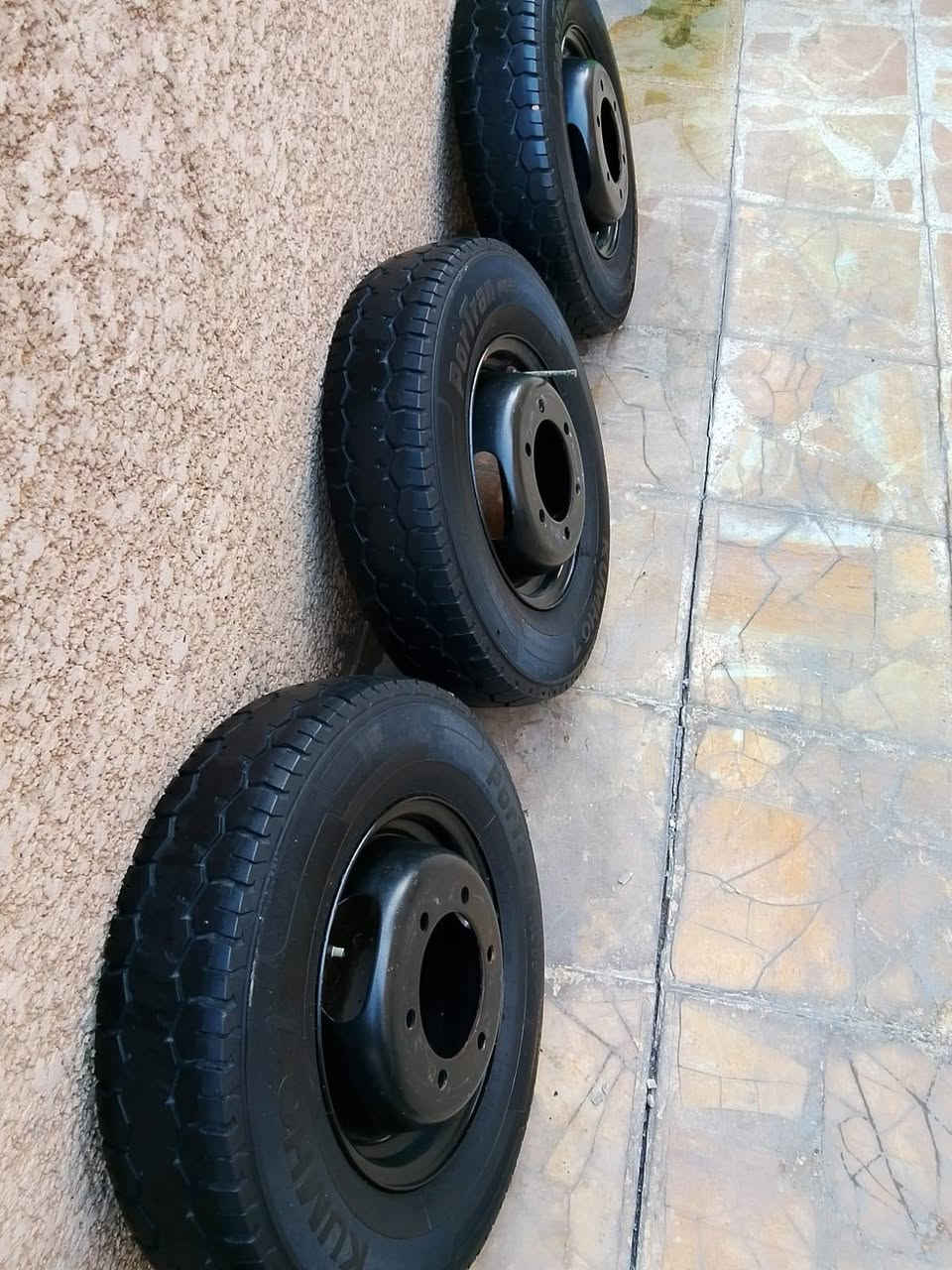 السلام عليكم تايرات فحل للبيع 3تايرات موديل 24 نظيفات عنوان بغداد رقم الهاتف *********** السعر 125
