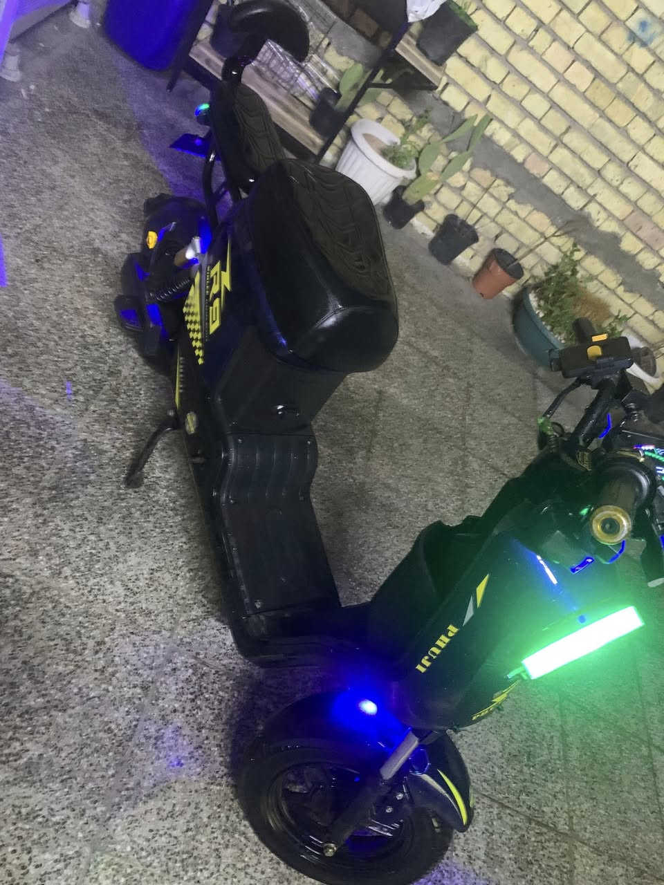 السلام عليكم دراجه شحن آر ٩ للبيع موديل 2026
مواصفاته:
1 تتكون من أربع نمر 
2تتكون من أضويه وبلوتوث عالي الصوت 
3تحمل شخصين 
4 شلعه ومعدل سرعه حقيقيه ٦٠ /٦٥
5دراجه نظيفه نشطه دراجه كامله مابيه شي تشغل وتطلع السعر ٤٦٠ وبيه مجال للطيبين 🤍وتحياتي للجميع وللاستفسار ***********
مكاني بغداد الشعب حي التجار قرب مدرسه بلقيس
