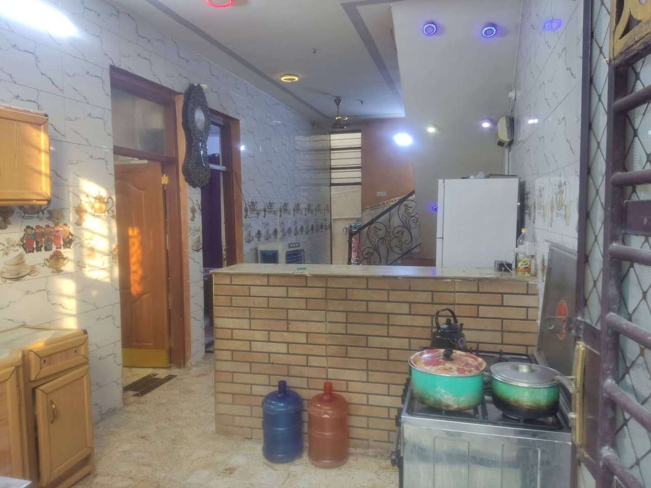 السلام عليكم منزل زراعي سند ٢٥ في بستان علي كمال منطقه الكماليه المساحه ١١٢ متر الواجهه ٨ متر و النزال ١٤ متر بناء عام ٢٠٢٠ طابق واحد كما موضح ب الصور كراج صغير و خدمات متر و ربع مربع و الإستقبال ٤×٥ و غرفه نوم ٤×٥ و مطبخ بارد مفتوح على صاله الجلوس ٤×١٠ و خدمات دخليه غربي مع حمام ٢×٢٥ و مطبخ حار ٦×١،٢٥ و بيتونه كبيره ٨×٤ و الستاره بناء مترين ارتفاع تسعه انج و ارتفاع السقف ٣ متر و ١٥ سم و شتايكر كامل المنزل كما ترونه لا يحتاج ان تصرف عليه بعون الله تعالى السعر ب الاتصال على الرقم ***********  اعتذر عن عدم الرد في التعليقات لعدم تواجدي في الفيس بوك و متواجد على ال وتساب اتصل بأي وقت يعجبك
***********
