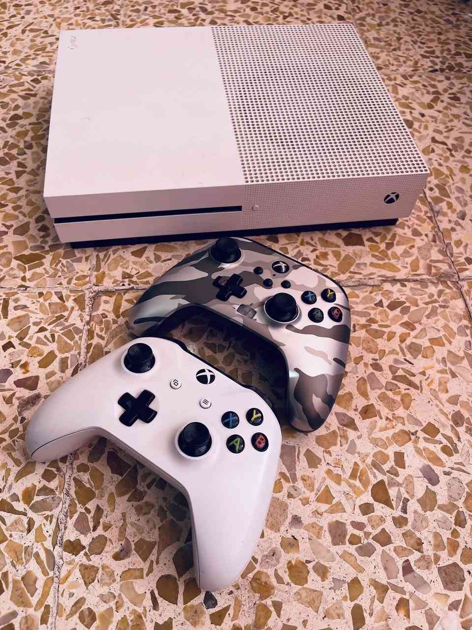 XBOX one s
هارد 1 تيرا
جويستك 2 وياه مع حساب بي شتراك كيم باس التمت شهرين 
ملحقاته كامله 

(ألألعاب )

Call of duty wwll

Call of duty 7

Battlefield 3

Battlefield 1

Cars sport drift 

grand theft auto 5

Tomp raider

pes 2026

جهاز مامفتوح نظافة 💯 
بيع او مراوس مع بلي فور سلم


**إذا كنت صاحب هذا الإعلان وتريد حذفه لأي سبب، رجاءا أرسل رسالة إلى الدعم الفني**
