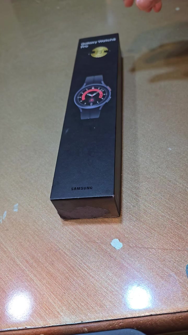 السلام عليكم تُظهر الصورة ساعة Samsung Galaxy Watch 5 Pro الذكية، وهي الإصدار الأكثر متانة وقوة في سلسلة Watch 5 من سامسونج.
تتميز هذه الساعة بعدة مواصفات تقنية وتصميمية بارزة:
أبرز المواصفات والتصميم
الهيكل والمواد: تأتي الساعة بهيكل قوي مصنوع من التيتانيوم، مع شاشة محمية بزجاج الياقوت الكريستالي (Sapphire Crystal) الذي يوفر مقاومة عالية للخدوش والصدمات.
الحجم والشاشة: تتوفر بحجم 45 ملم، وتتميز بشاشة Super AMOLED واضحة.
البطارية: تحتوي على أكبر بطارية في سلسلة ساعات سامسونج القابلة للارتداء لضمان أداء طويل الأمد أثناء المغامرات. 
الميزات الرياضية والصحية
تتبع المسارات (GPS): تدعم ميزة تتبع المسار استيراد ملفات بتنسيق GPX، مما يتيح للمستخدمين مزامنة مسارات التمارين من هواتفهم الذكية مباشرة إلى الساعة.
المستشعرات الصحية: مزودة بمستشعر Samsung BioActive الذي يجمع بين ثلاثة مستشعرات صحية: مستشعر معدل ضربات القلب البصري، ومستشعر القلب الكهربائي، ومستشعر تحليل المعاوقة الكهربائية الحيوية.
المقاومة: الساعة مقاومة للماء والغبار بمعيار IP68، وهي قادرة على تحمل ضغط الماء حتى عمق 50 متراً (وفقاً للمعيار ISO 22810:2010)، لكنها غير مخصصة للغوص.


**إذا كنت صاحب هذا الإعلان وتريد حذفه لأي سبب، رجاءا أرسل رسالة إلى الدعم الفني**