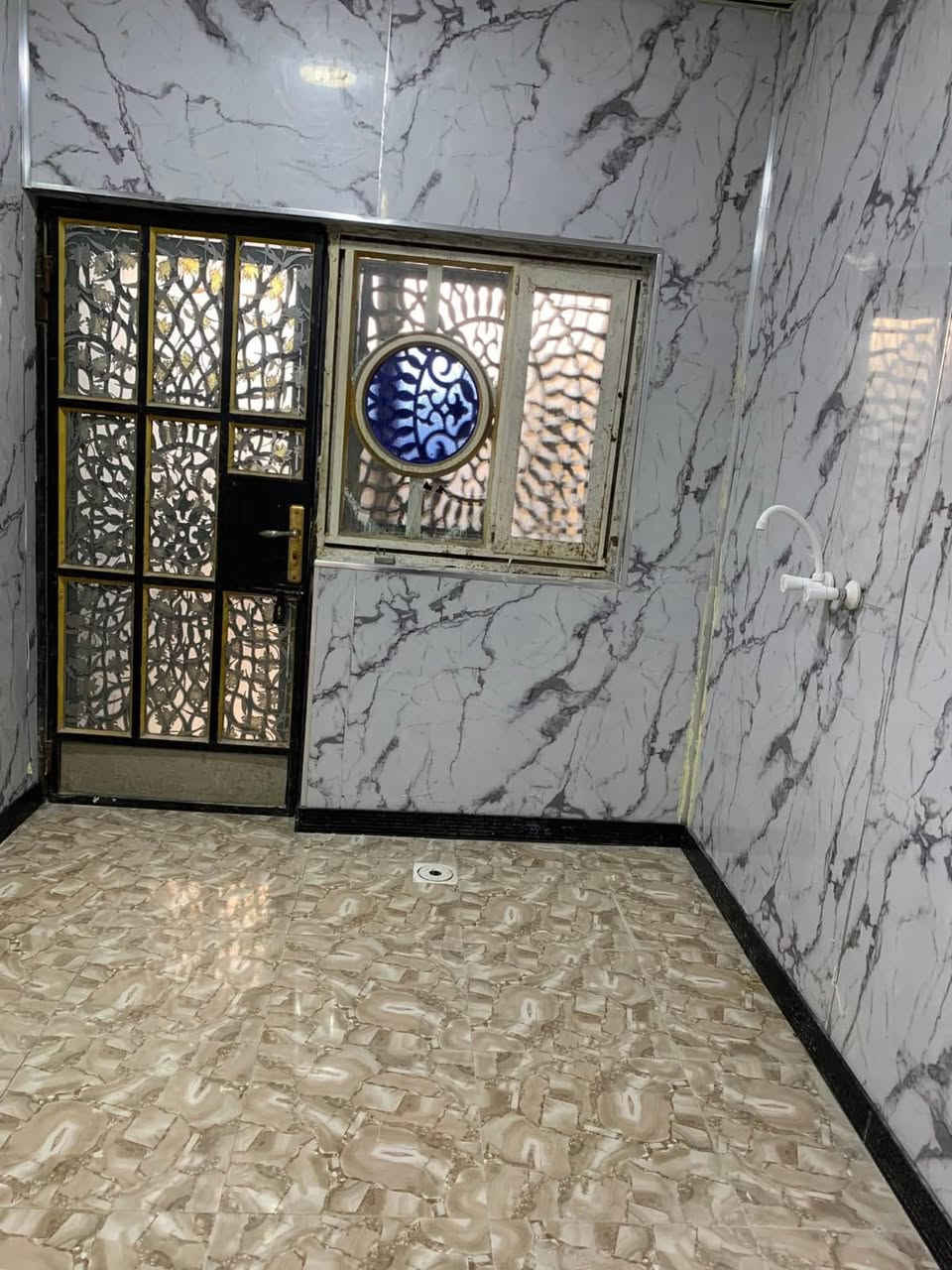 بيت للايجار طابقين 
القبله حي موسى الكاظم 
قرب مستوصف السوك الكبير
المساحه 108م
يحتوي على 3 غرف منام واستقبال وصالتين ومطبخ حار وبارد وصحيات داخليه وخارجيه خزانين ماء حلو وماء اسالة البيت تشطيب جديد مجهز كامل البيت مطل على خدمات 
الايجار 600 الف نهائي ***********
