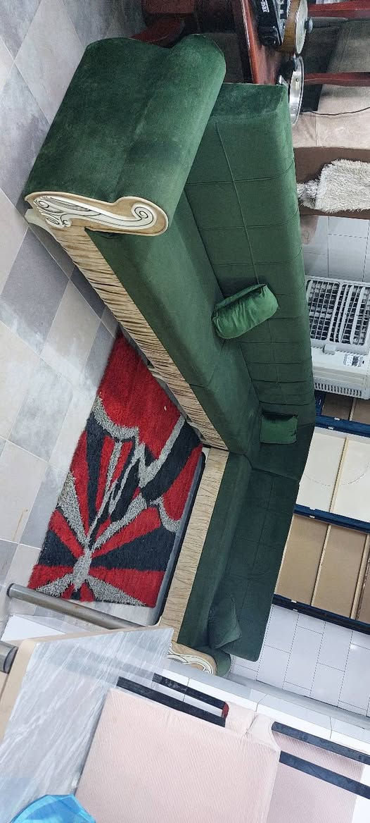 ديوان 10 نفرات كلش نضيف للبيع وبسعر 160الف الاستفسار الاتصال ع *********** شارع سالم خلف شركه كورك قرب دائره الكهرباء
