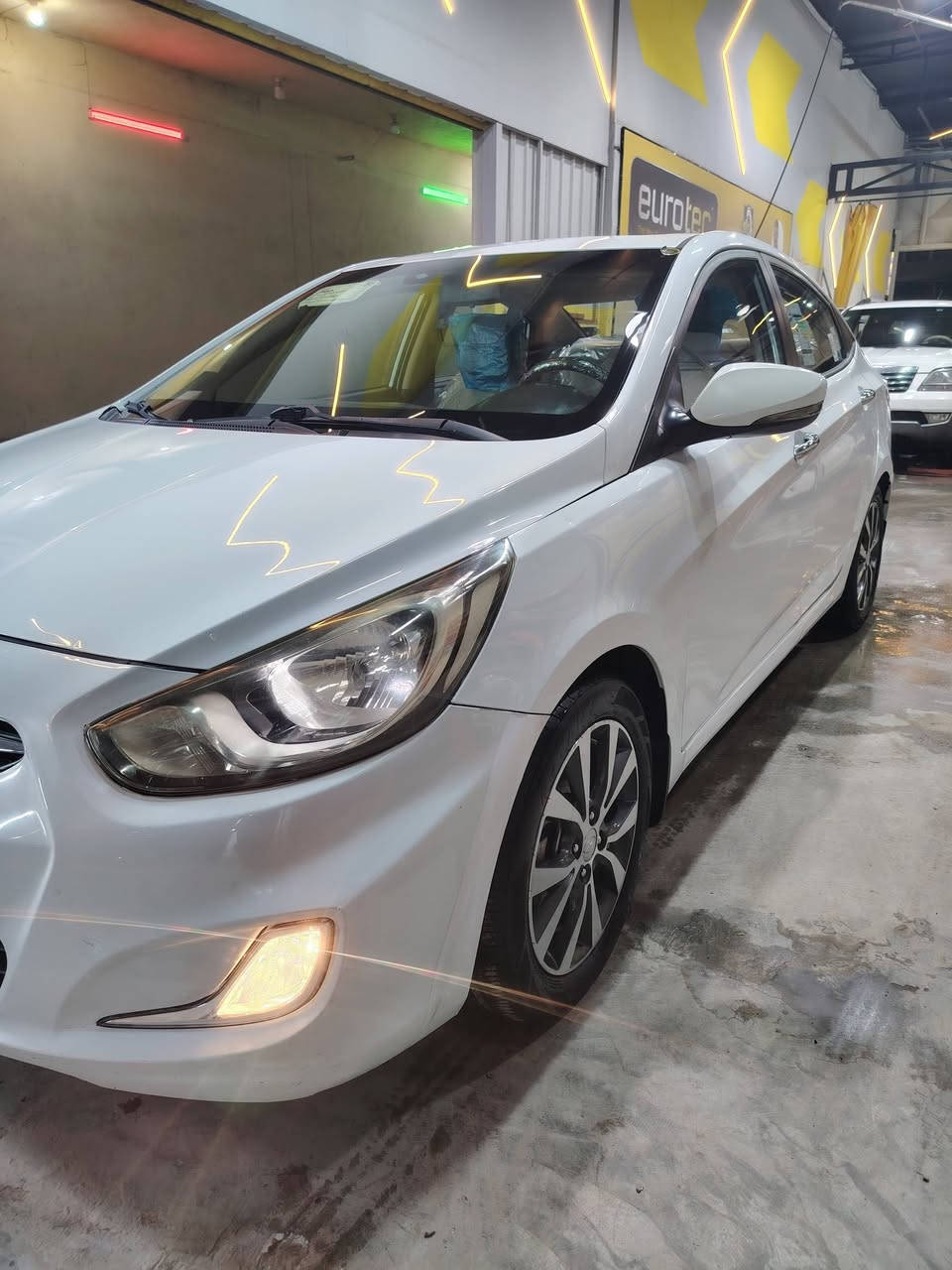 السلام عليكم 
اكسنت ٢٠١٥ خليجي فول مواصفات ماشية ٩١ مكفولة من الصبغ بيها بارد موضح سيارة حلوة وجاهزة كير محرك تبريد ممتاز تايراتها جديدة 
السونار اخر صورة رجاءا شوفة قبل الاتصال
السعر ١٠٦ 
رقم الهاتف ***********
مكانها الكريعات معرض العبيدي
