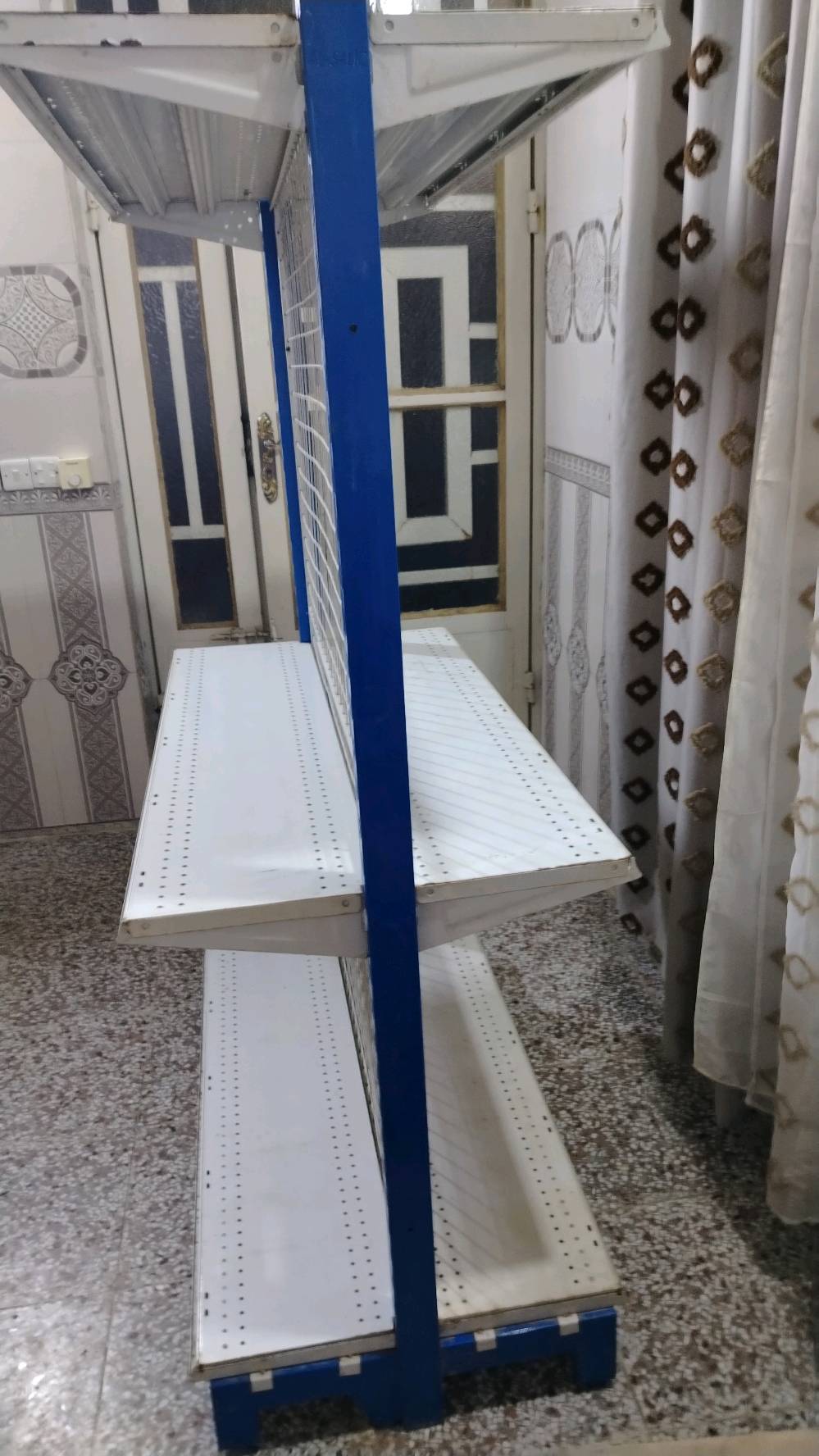 السلام عليكم رفوف وصطي التركي الاصلي ٣مترات أونص أو يوجد رفوف جداري للبيع المكان كربلاء للستفسار واتساب