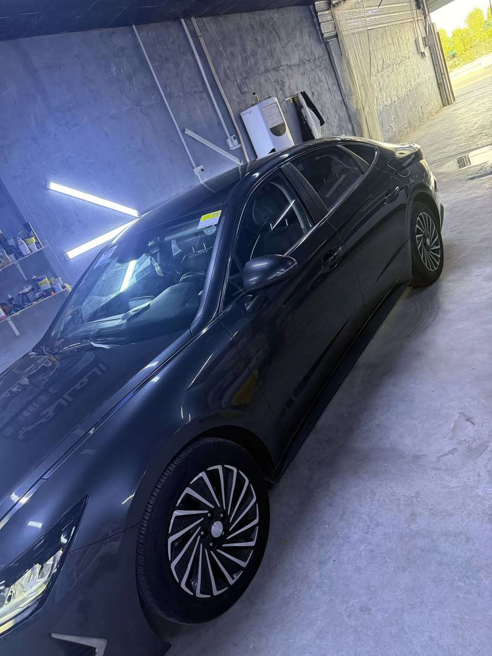 سوناتا 2022 رقمه اربيل تحويل ثاني يوم وال حادث بصيطط راح اكتبه بل اخير   ومحرك 2.0 لتر 4 سلندر هايبرد
2- قوة 192 حصان
3- ناقل حركة أوتوماتيك 6 سرعات
4- دفع أمامي FWD
5- بصمة تشغيل ودخول ذكي
5 -6 ركاب
7- مقاعد جلد  ا)
8- مقاعد تبريد وتدفئة (Limited)
9- شاشة 8 إنج أو 10.3 إنج
10- شاشة عدادات رقمية 12.3 إنج
13- شاحن لاسلكية
16- مثبت سرعة ذكي
17- نظام المحافظة على المسار
18- تحذير النقطة العمياء
19- فرملة طوارئ تلقائية
20- استهلاك وقود اقتصادي.

                ويل المنيوم 
22- إضاءة أمامية LED كاملة
LED DRL إضاءة نهارية -23
24- مصابيح خلفية LED
25- حساسات أمامية وخلفية
26- مرايا جانبية كهربائية مع تسخين
27- طي مرايا كهربائي

29- مقعد السائق تحكم كهربائي

31- مكيف أتوماتيك ثنائي التحكم
32- فتحات تكييف خلفية
33- نظام تشغيل عن بعد
34- فرامل يد إلكترونية
35- أوتو هولد (تثبيت السيارة بالإشارة)
(Eco / Sport / Smart) نظام اختيار وضعيات القيادة -36
37- نظام استرجاع الطاقة أثناء الفرملة
38- شاشة معلومات وسطية بين العدادات
39- بلوتوث ومنافذ USB أمامية وخلفية
40- نظام ملاحة GPS 
41- تنبيه حركة المرور الخلفية
42- تحذير الخروج الآمن للركاب
43- مساعد تجنب الاصطدام الأمامي
44- وسائد هوائية متعددة (أمامية جانبية ستارية)
45- نظام مراقبة ضغط الإطارات
46- تثبيت مقاعد أطفال ISOFIX
47- خزان وقود سعة تقريباً 50 لتر
48- نظام تعليق مريح للمدينة والسفر
49- عزل صوت ممتاز داخل المقصورة
50- بطارية هايبرد ليثيوم

نظام Smart Key للدخول بدون مفتاح
52- تشغيل بزر Push Start
53- قير أزرار Shift-by-Wire (مو عصا عادية)
54- شفرات تبديل سرعات خلف المقود (بعض الفئات)
55- مثبت سرعة مع خاصية التوقف والانطلاق
56- مساعد القيادة على الطريق السريع Highway Drive Assist
57- نظام تتبع المسار المتطور LFA
58- تنبيه انتباه السائق
59- شاشة عرض 

0- إضاءة داخلية محيطية Ambient Lig

61- زجاج عازل للحرارة والصوت

5- نظام قفل مركزي ذكي
66- إنذار ضد السرقة
67- نظام إدارة حرارة البطارية
68- مكابح مانعة للانغلاق ABS
69- نظام توزيع قوة الفرامل EBD
70- نظام الثبات الإلكتروني ESC
71- نظام مانع الانزلاق TCS
72- مساعد صعود المرتفعات
73- مساعد نزول المنحدرات (حسب السوق)
74- رادار أمامي ذكي
75- مستشعر مطر لتشغيل المساحات تلقائياً
76- مساحات أمامية بدون إطار
77- مؤشر قيادة اقتصادية Eco Guide
78- نظام بلولينك Hyundai Bluelink (في بعض الدول)
79- شبكة أمامية كروم رياضيه

1- معامل مقاومة هواء منخفض لتحسين صرف البنزين
82- بطارية هايبرد

3- وضعية EV للقيادة الكهربائية بسرعات منخفضة
84- استهلاك تقريبي حوالي 4.5 لتر لكل 100 كم
85- سعة صندوق خلفي تقريباً 450 لتر
86- طول السيارة حوالي 4.9 متر
87- عرض حوالي 1.86 متر
88- قاعدة عجلات واسعة لثبات أفضل
89- وزن تقريبي 1.6 طن
90- شاشة معلومات استهلاك مباشر للوقود
رقم الهاتف : ***********
السعر: 188 بيه مجال للشراي
المكان؛ بصرة 
خابر وتدلل
