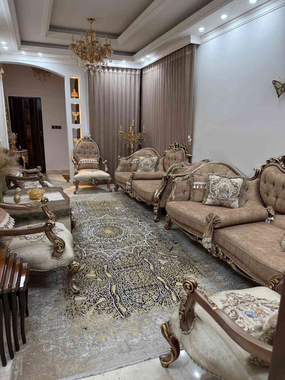 السلام عليكم 
عندي  تخمين للبيع 
 تركي ملكي  جديد جدا جدا ضخم 
خشب زان 
صبغ حراري 
نقوش وحفر يدوي 
١٠  مقاعد
حفر ونقوش ملكيه
قماش المقاعد  ايطالي درجه اولى

اخوان هاي التخمين   راقيات وغاليات  الي ايدور شي رخيص هذا التخم ميفيده
سعرهن  الجديد بالسوك  ب  ٤   ملايين ونص والثاني  ب ٥ ملايين 

اني رايد التخم الواحد  ب   ٣  مليون      ومجاله  بسيط
 التخمين ب   ٦  ملايين  
مكاني 
بغداد   الكرخ  حارثيه   شارع الكندي
قرب مول بغداد
سبب البيع بيتي صغير والتخم ضخم
***********
