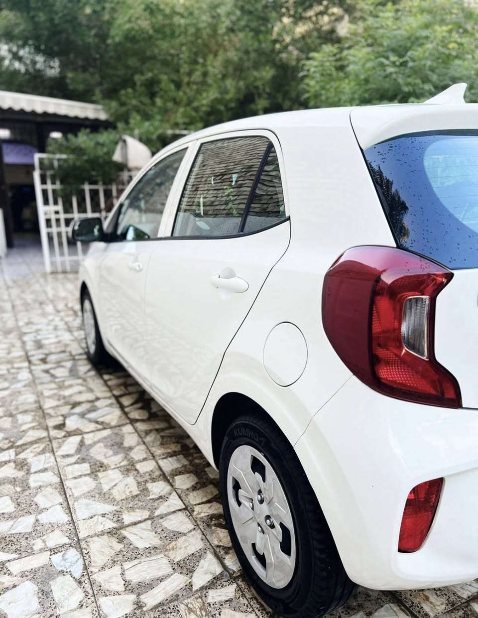 السلام عليكم
كيا بيكانتو 2023 لون ابيض وارد خليجي ماشية 9 الاف كيلو كفالة عامة رقم اربيل ترقيم جديد تحويل او وكالة مجاني

مواصفات 
محرك DOCH المرغوب 4 سلندر   
تحكم ستيرن جهتين  
4 جام كهرباء 
شاشة اصلية كار بلي
كامرة دوارة  
مانع انزلاق
 حساس اطار
مري شفط
مري كهرباء 
سويج عدد 2 
AUX و USB
 بلوتوث وحاكية تليفون 
اريل نافيكيشن جي بي اس

السعر 124$ وبيها مجال   

مكاني بغداد علي الصالح
للاستفسار 
واتساب ***********

***********
