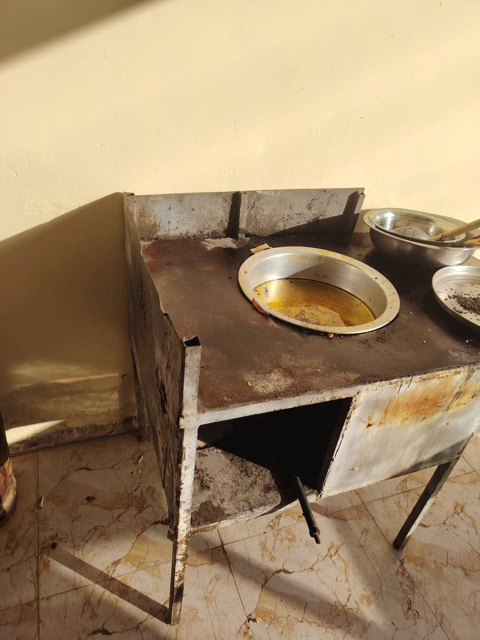 تعزيلت مطعم جام خانه كلايه فلافل وكلايه همبركر وثلاجه وطوس وكماشات للمقبلات وبعد شوي غرض ما مصورهن كلهن سوى سعرهن ٤٠٠الف مكاني الجزيره شط العرب رقم وتساب ***********
