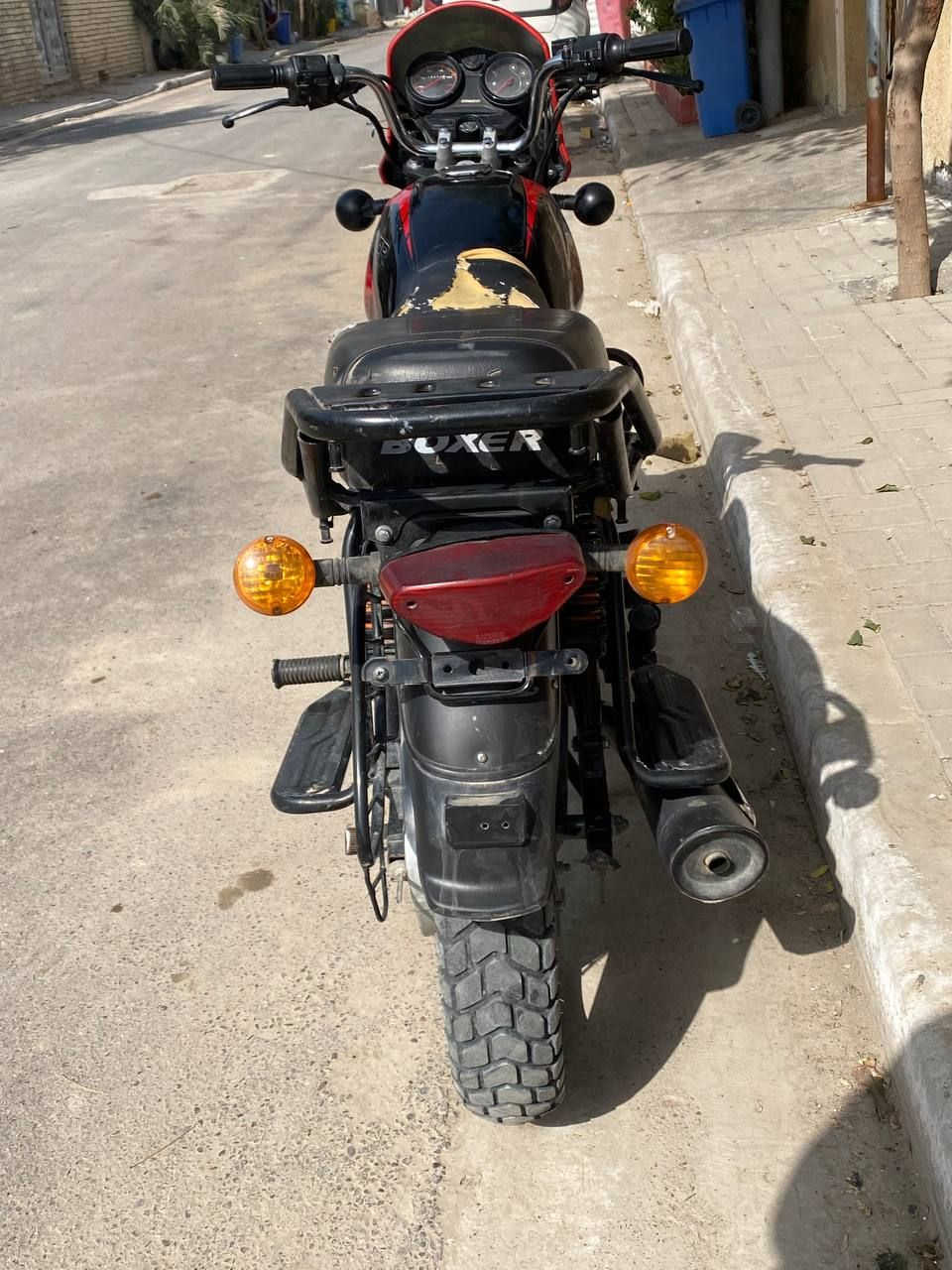 دراجه بوكسر للبيع 
لوحات وسنويه تحويل ثاني يوم 
مكينتها ناعمه ومطالع بيها دلفري 
*********** واتساب فقط
مكاني بغداد / الدوره 
السعر 2500 وبيها مجال
