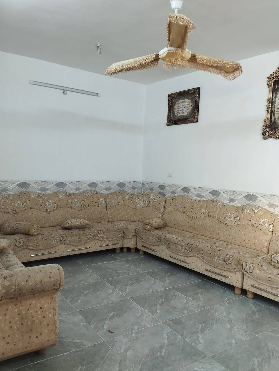 الدار معروض للبيع سند مساحه البنايه 180 واكثر طابقين  في حي العروبه حسنكوي قرب جامع  الحسان السعر 65 ] ***********
