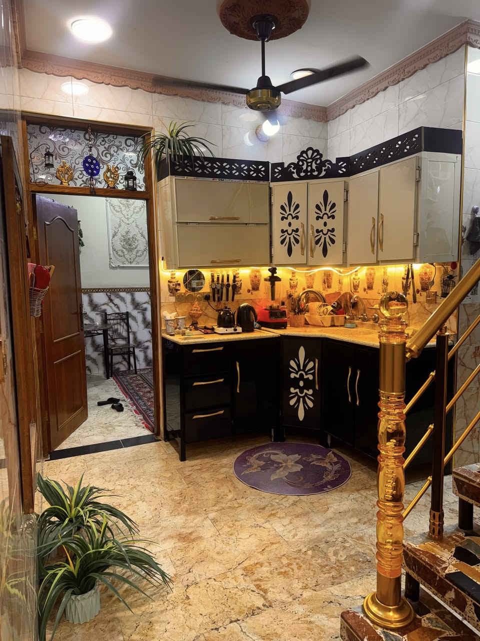 السلام عليكم دار للبيع 75
،الدار طابقين يحتوي على ٣غرف نوم 

،وغرفة ستقبال لضيوف 

ويحتوي على ٣حمام 

نوع الملك طابو زراعي سند 25

العنوان :حي البساتين شارع أحمد الوائلي 

سعر للأستفسار::***********
