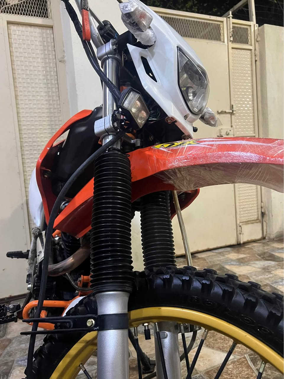 مۆدێل 2023
مەکینە200cc
بەشەرتی گێڕ و  مەکینەوە تایە بۆ تایە بە شەرت
زۆر زۆر پاک ماوەتەوە
هەموو شتی بیلادی و شەریکەیەو دەست کاری نەکراوە
تاییەکنیشی بیلادین
 زۆر کەم لیخوردراوە سپی بونەوەو .شکاوی و لەحیمی نییە....
ڕانییە٩٨٠هەزار و معامەلە 
*********** رانية, السليمانية
