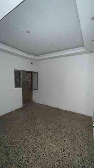 للايجار في السيديه 
بيت 150 م ارضي معزول عزل تام 

يحتوي على غرفتين نوم وصاله ومطبخ وخدمات ومنور

وكراج وحديقه 

شارع 20 م قرب التجاري 

يصلح سكني او تجاري 

ب900 الف قفل 

للاستفسار
***********

***********
واتساب
