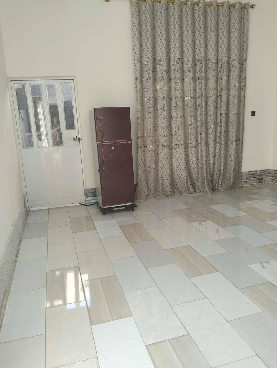 بيت للبيع كوت حي الحكيم نزله بيت خليفه 200 متر مرقم من البلديه غرفتين وهول ومطبخ وستقبال وصحيات يبعد عن الشارع العام 100 متر الاستفسار على الرقم  ***********
