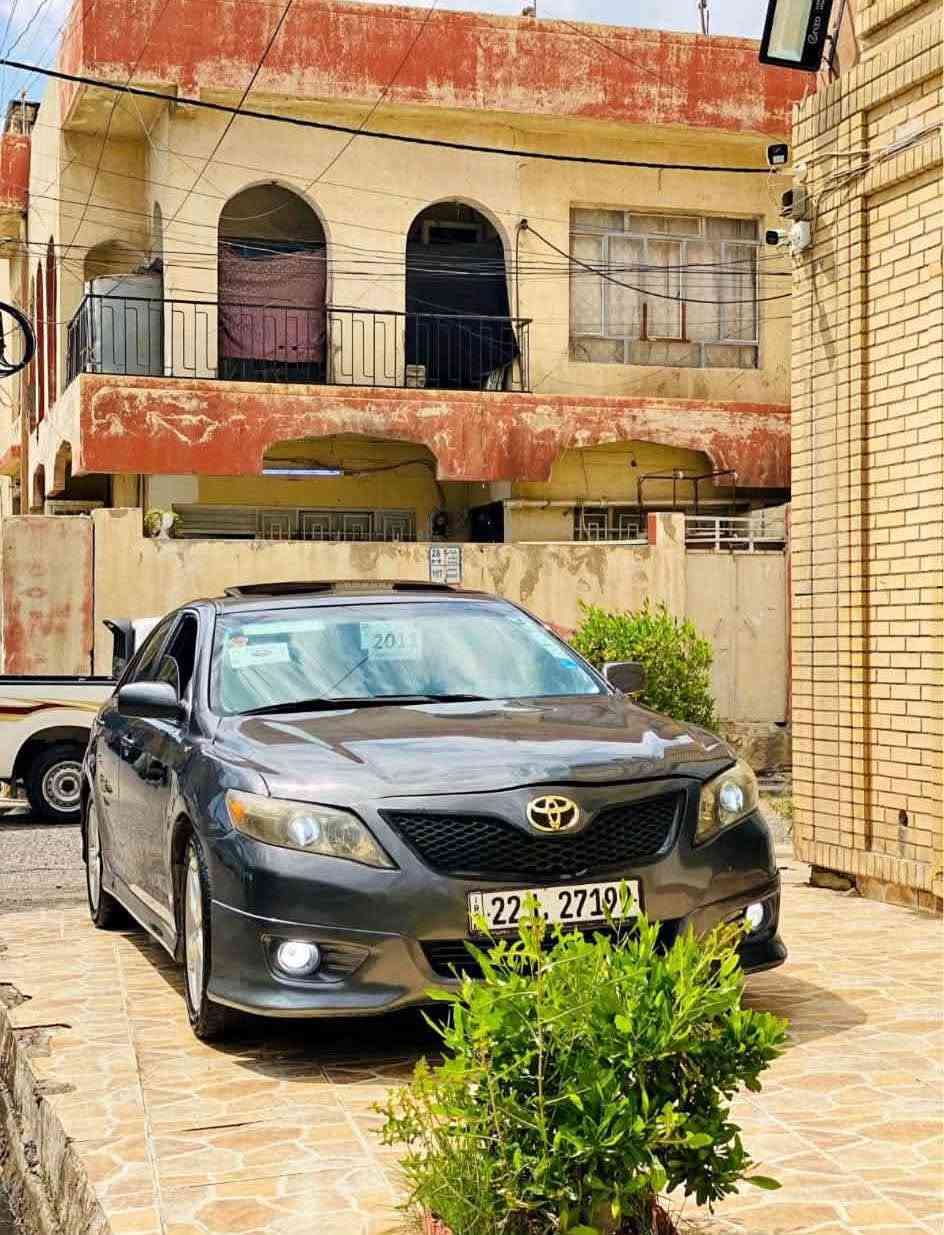 كاميري 2011 فول فولي سپيشةل سلايت كوشين هيتةر  سوكان ڤؤليؤمو پةپولة دةبلا سالونسا گير عادي و توماتيك بةردي گزؤز بةشةرت سةيارةكة تابلي بةكيشة سي پارچةي نيوي سوبوخة سيپارجةي پيشي چامليخي دوواوةي سايةق گيري بةشةرت مةكينة دةنگي دجيتةلي هةية تةبريت بةشةرت كةمةك تةزرةي هةية سةيارةكة مالي دؤستة سةيارةكةي هيكةلو شتي جوان و گةنجانةية فةحس و هةزةي نوية رةقةمي نوية سةنةويي بةسةر چووة سعري 95مةجاليكي كةم اگةر موشتةري نيت سةرمان مةيةشينة. رةقةم موبايلا ***********ڤايبةر وةتسئاپ أربيل, العراق
