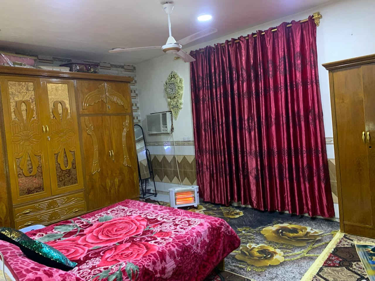 بيت ركن للبيع الزعفرانية شارع الكهرباء فرع صيدلية زينه علي 100متر مربع طابقين ونص ***********
