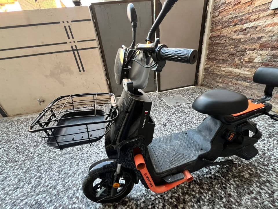 دراجه شحن. 
فول مواصفات 
تحتوي على (4) بطاريات  ليثيوم 🔋
ابريك خلفي والأمامي موجود بس ملغي 
السرعه (70)
البكلايت الإمام شغال 
اشارت خلفيه يمنه يسره شغالات 🚨🚨
وما امبدل بيها اي شي 
ضررها فقط  الكفر الي يم الدرع مكسور مثل ما موضح بل صوره 

والمصطبه ضايعه سعرها رخيص 
 
سعررر الدراجه ((325 الف )) وبيها مجال 

العنوان 📍
بغداد الحريه الثانيه 
التواصل على الرقم (***********)
