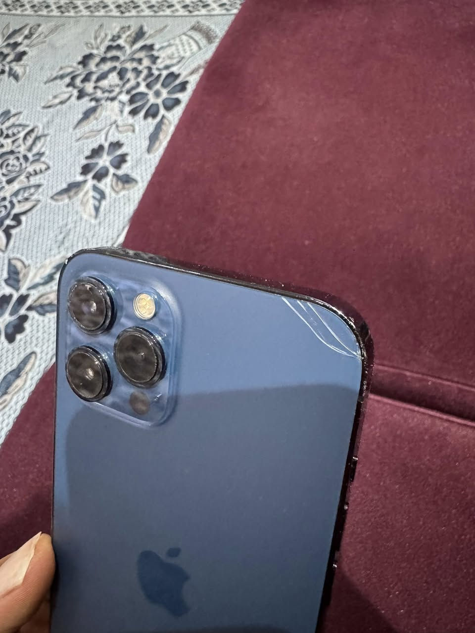 ايفون 12 برو ماكس
➖ذاكره 256
➖بلادي ما مفتوح 
➖كلشي شغال بي 
➖مفطوره الشاشه الاماميه وبي فطر صغيروني بلخلفيه مثل ما موضح بصوره 
➖السعر 325 الف بي مجال بسيط جداً
***********
