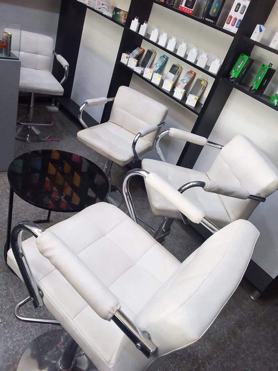 محل موبايل للبيع مع رفوف مع 3ميز عرض مع 3كرسي مع اكسوارت الاتصال وتس ***********
