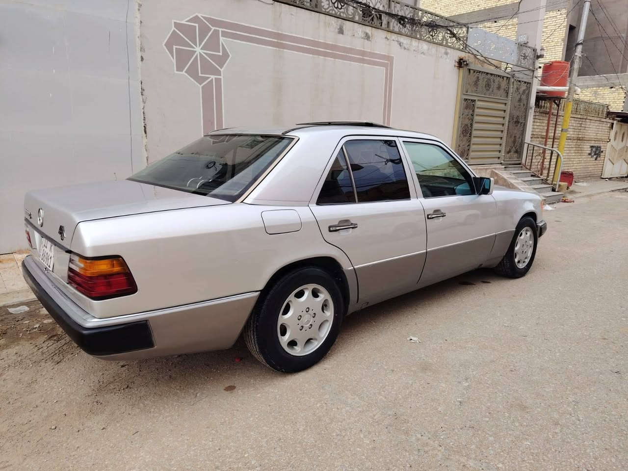 سلام عليكم مرسيدس موديل 92  رقم بغداد دولي سياره محرك بلادي عنكبوت سياره بعدها عله البلاد محرك وكير وحداديه عله بلاد تبريد ثلج تدفئه شغاله غرفه جديده تخم تاير سياره جاهزه عله الاخير صبغ فقط جماليه مكفوله من ضربه وكصه قواعد دبلات جدد شواصي جديد مكان السياره نجف ا السعر 90 وبيها مجال قليل الاستفسار عله الرقم ***********
