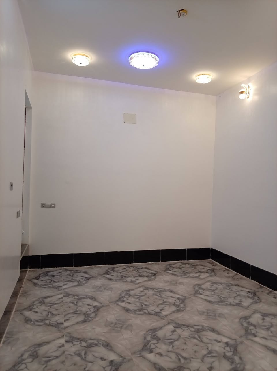 للبيع مشتمل 150 متر – منطقة 4000 #الانبار #عامريه الصمود
🏡 فرصة سكن حلوة وموقع ممتاز
📍 رقم القطعة: 4963
📜 طابو ملك صرف
🚫 غير مسحوب عليه قرض
✨ تفاصيل المشتمل:
بناء:طابوك
صالة كبيرة واستقبال واسع
مطبخ مرتب
غرفة نوم + حمام
2 صحيات
منور
تشطيب حديث وفخم
ديكورات وإنارة جاهزة
أرضيات وسيراميك ممتاز
جاهز للسكن مباشرة 
💰 السعر: 73 مليون دينار (قابل للتفاوض للجادين)
📞 للاستفسار والمشاهدة: ***********
📌 المعاينة خير دليل
